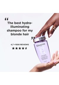 Main avec des bagues tenant une bouteille violette de shampooing Kérastase Blond Absolu Bain Lumière, avec une critique de shampooing pour cheveux blonds et une note par étoiles.