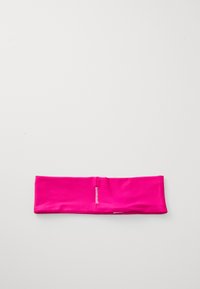 Fascia elastica fucsia con una texture liscia, caratterizzata da una cucitura centrale e dettagli di cucitura minimi. Progettata per una vestibilità aderente.