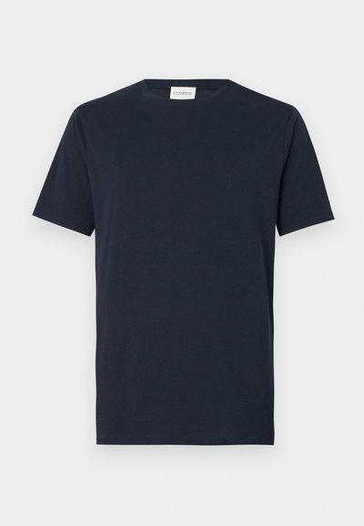 Tricou cu manșă scurtă de culoare bleu marin, realizat din bumbac moale. Dispune de un gât rotund și un design simplu, curat, fără modele sau accente.