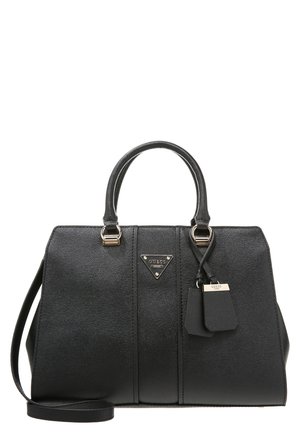 Sac à main en cuir texturé noir avec double poignée, bandoulière amovible et logo Guess en métal avec étiquette suspendue à l'avant.