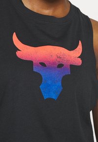 Svart ärmlös linne med en gradient-bullskalle-grafik i orange och blått, med en texturerad yta och rundad halsringning.