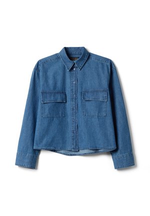 Blaues Denim-Hemd mit langen Ärmeln, Knöpfen, zwei Brusttaschen mit Klappen, einem Kragen und einem leicht geschwungenen Saum.