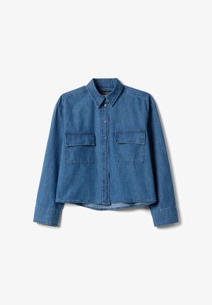 Blauw denim overhemd met lange mouwen en knopen, voorzien van twee borstzakken met kleppen, een kraag en een licht gebogen zoom.