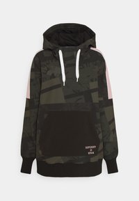 Kapuzensweatshirt mit einem Camouflage-Muster in Schwarz und Dunkelgrün, weißen Kordeln und einer vorderen Kängurutasche mit Logodetail.
