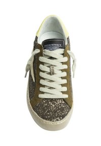 Zapato con un upper metálico brillante en marrón, acentos de ante en verde oliva, cordones blancos y una suela de goma texturizada en blanco sucio.