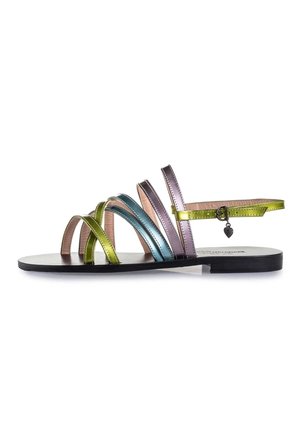 Flad sandal med flere metalliske remme i grøn, blå og lilla, med en ankelrem med en lille hjerteformet vedhæng.