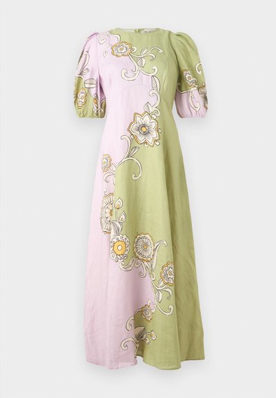 Zelené a ružové dlhé šaty s nafúknutými rukávmi, na ktorých je veľký kvetinový vzor v žltej, bielej a čiernej farbe.