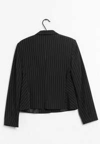 Czarna marynarka w prążki z dopasowanym krojem, pojedynczym rozcięciem z tyłu i ostrymi klapami, wykonana z gładkiej tkaniny. Zawieszona na haczyku.