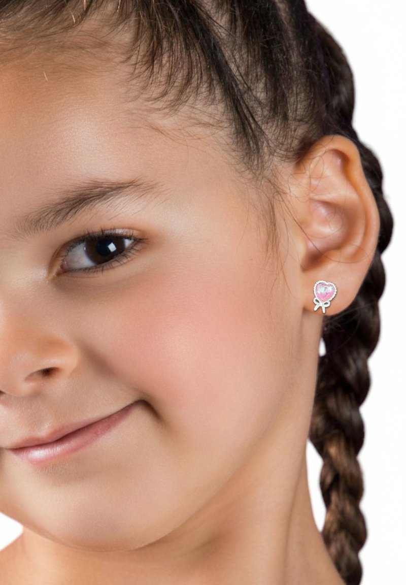 Orecchini a perno in argento a forma di cuore con un centro di gemstone rosa, con un accento a forma di fiocco nella parte inferiore.