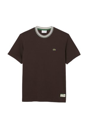 T-shirt marrone in cotone con vestibilità slim, collo a giro in costina bianco e verde, maniche corte e piccolo logo Lacoste verde sul petto.