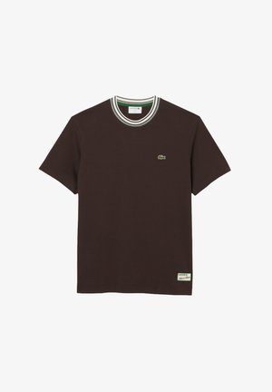 T-shirt marrone in cotone con vestibilità slim, collo a giro in costina bianco e verde, maniche corte e piccolo logo Lacoste verde sul petto.