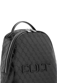 Zaino in ecopelle nera con un motivo a rombi, dotato di manico superiore e zip argentata. Sul davanti è stampato in rilievo il logo "CULT".