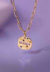 Collar de oro con un colgante circular grabado con la palabra "MAMA" y adornado con piedras preciosas coloridas. Diseño de cadena enlazada.