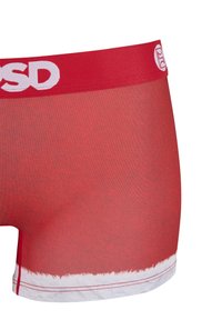 Shorts de boxeur rouges avec une ceinture blanche arborant un logo, en tissu texturé, et une bordure blanche en bas avec un effet de dégradé.