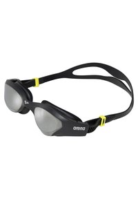 Zwarte zwemgoggles met een strak ontwerp, gebogen heldere lenzen, siliconen banden en een gele accent op de verstelbare sluiting.