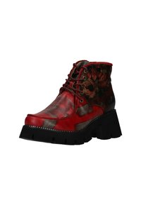 Botas de tobillo de cuero rojo con acentos florales, suela gruesa negra y rayas grises en contraste. Presenta ojales de metal y un diseño de cordones.
