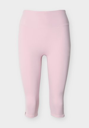 Ροζ ανοιχτόκοκκινο ψηλόμεσο κολάν cropped με λείο ζωνάρι στη μέση και μικρές πλαϊνές σκισμές στο τελείωμα.