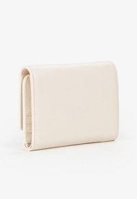Compact beige portemonnee van glad leer. Heeft een opvouwbaar ontwerp met meerdere kaarthouders en stiksels langs de randen.