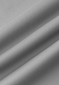 Lichtgrijze stof met een ribbelstructuur, met zachte plooien. Het materiaal ziet er glad en duurzaam uit, met een constante kleur throughout.