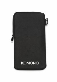 Pochette zippée noire texturée avec une étiquette en tissu sur le côté et le texte blanc "KOMONO" imprimé près du bas au centre.