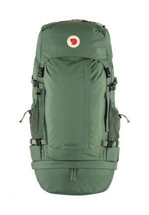 Sac à dos de randonnée vert avec un extérieur en nylon lisse, des sangles ajustables, des poches latérales en mesh et un cordon de serrage en bas. Logo à l'avant.