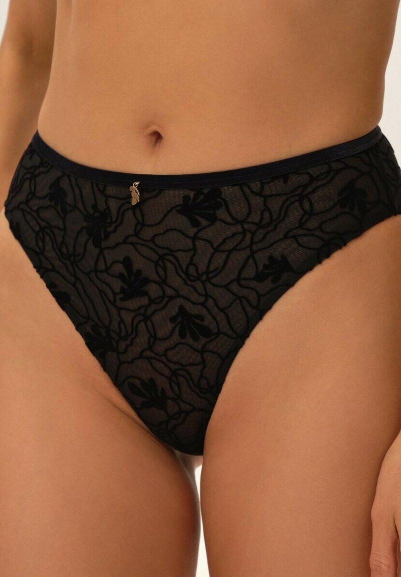 Czarne koronkowe majtki z kwiatowym haftem, przezroczystym materiałem oraz delikatnym złotym akcentem w pasie. Wysoki stan.