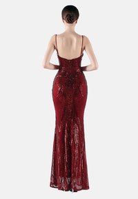 Rotes Pailletten-Abendkleid mit taillierter Silhouette, dünnen Trägern und floralen Musterdetails, ausgestattet mit einem leicht ausgestellten Saum.