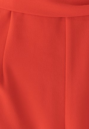 Punane kangas, millel on sile tekstuur ja kerge läike. Omab peeneid voldikesi ja struktureeritud kujundust. Ilma nähtavate mustrite või armsuseelementideta.