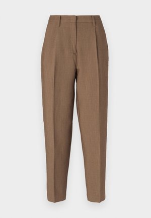 Pantaloni marroni su misura con una trama testurizzata, caratterizzati da un alto punto vita, pieghe frontali e una silhouette dritta. Nessuna ferramenta visibile o tasche.
