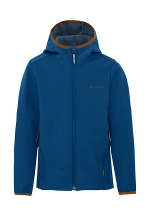 Giacca softshell blu con cappuccio, cerniera frontale, tasche laterali con zip e bordino marrone su cappuccio e polsini, logo Vaude sul petto e sulla manica.