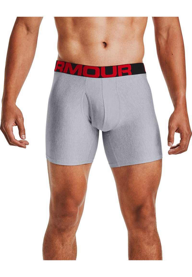 Boxer-briefs gris en tissu lisse, avec une ceinture élastique de marque noire et rouge. Conçus pour le confort et l'ajustement.