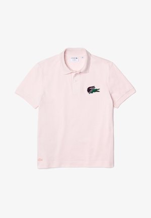 Lichtroze polo met korte mouwen, een kraag, knopenlijst en het geborduurde Lacoste-krokodillenlogo op de linkerborst.