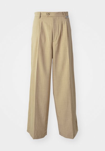 Pantalon large beige à taille haute, avec deux plis à l'avant et une fermeture à un bouton. Fabriqué à partir d'un tissu texturé à motif subtil.
