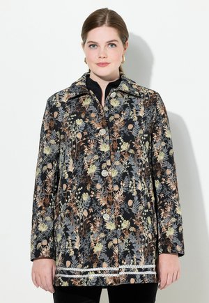 Cappotto con motivo floreale in nero, con sfumature di verde, pesca e oro. Chiusura con bottoni, colletto e tessuto texturizzato con accenti.