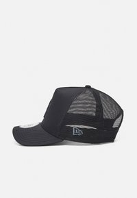Casquette de camionneur noire avec dos en filet, visière courbée et logo discret sur le côté. Elle dispose d'un panneau avant structuré et d'une sangle ajustable.
