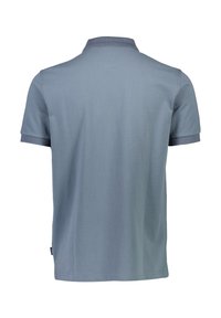 Pikétröja för män i ljusblått tyg. Korta ärmar och en platt krage med mörkblå detaljer. Slät textur utan synliga mönster.