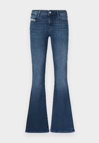 Jean en denim bleu foncé avec une taille haute et des jambes évasées, doté de poches avant et d'une fermeture à boutons.