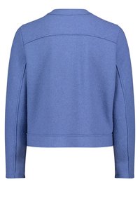 Blå ull-blandad jacka med en texturerad yta, med rund krage, långa ärmar och en kort skärning, med minimala sömdetaljer.