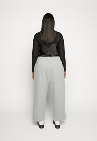 Nike Sportswear PHOENIX W NSW STYLE FLC HR PANT PLUS - Pantalones deportivos - grey heather