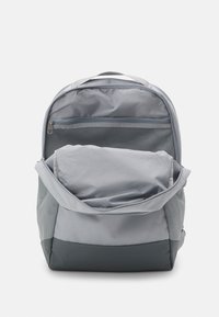 Nike Performance 24L UNISEX - Mochila - smoke grey/sorange trance
