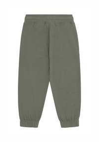 Olivgrüne Jogginghosen mit elastischem Bund und Bündchen, flach von hinten auf einem weißen Hintergrund gezeigt.