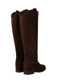 Bottes en daim marron jusqu'aux genoux avec une texture lisse, un bout rond et un petit talon. Elles comportent des languettes en haut pour un enfilage facile.
