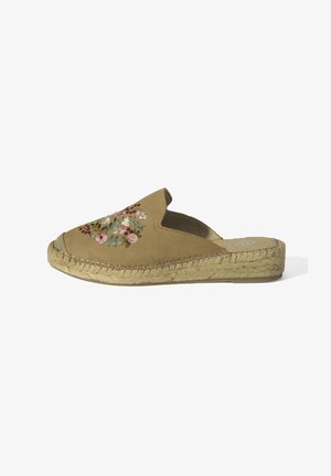 Espadrille marron à enfiler avec broderie florale, semelle en jute tressé et bout fermé, vue de côté sur fond blanc.