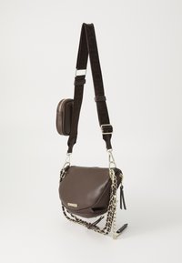 Sac à épaule en cuir marron avec une forme courbée, des accents en chaîne et une pochette zippée amovible. La bandoulière ajustable comporte un détail de logo.