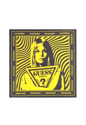 Geel-zwart sjaal met een gestileerd vrouwelijk gezicht, achtergrond met golvende lijnen, "GUESS Originals" driehoekig logo en herhaalde "HYSTERIC" tekstrand.