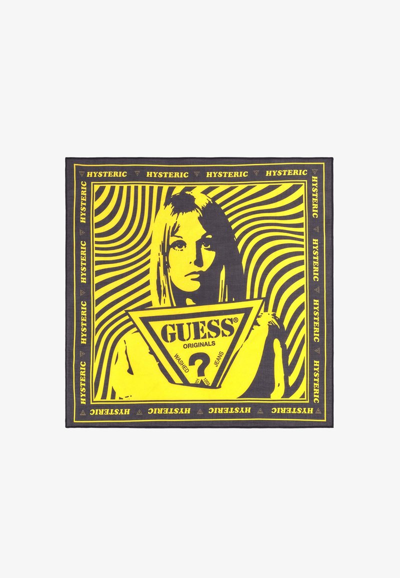 Écharpe jaune et noire avec un visage féminin stylisé, fond à lignes ondulées, logo triangulaire « GUESS Originals » et bordure avec le texte répété « HYSTERIC ».