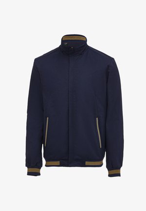 Marynarka w kolorze granatowym z wysokim kołnierzem, zapięciem na zamek, dwoma bocznymi kieszeniami z żółtymi akcentami oraz ściągaczami z żółtymi paskami. Gładka tekstura.