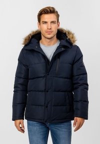 Veste matelassée marine avec capuche doublée en fausse fourrure, design rembourré, fermetures à boutons à l'avant et poches latérales. Tissu lisse avec une finition mate.