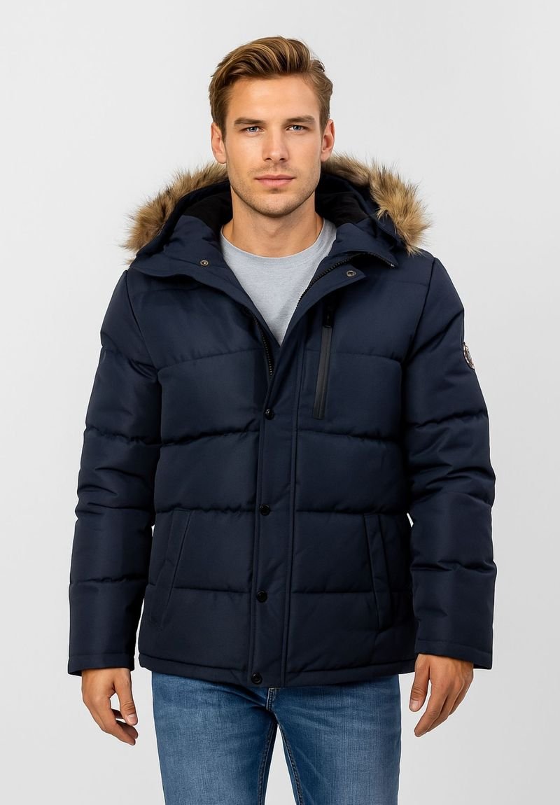 Veste matelassée marine avec capuche doublée en fausse fourrure, design rembourré, fermetures à boutons à l'avant et poches latérales. Tissu lisse avec une finition mate.