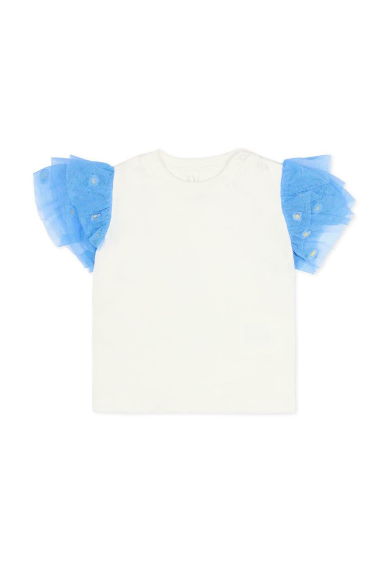 T-shirt bianca a maniche corte con maniche a volant in tulle blu. Il tulle presenta piccoli motivi floreali blu e aggiunge texture al design.